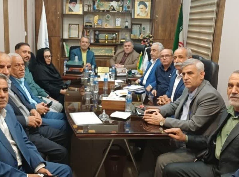 نشست مشترک رئیس، اعضای هیأت مدیره و بازرسین کانون بازنشستگان تأمین اجتماعی استان خوزستان با مدیریت و مسؤولان شرکت بیمه آتیه سازان حافظ شعبه خوزستان در دفتر کانون استان